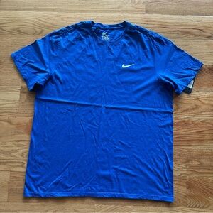 NWT Nike Men's Blue T-Shirt Size XXL
Athletic Cut